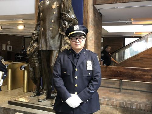中國僑網(wǎng)華裔警員鄭文杰晉升為警佐,。(美國《世界日報》/陳小寧 攝)