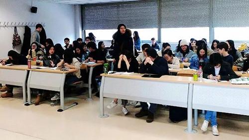中國(guó)僑網(wǎng)馬德里康普斯頓大學(xué)新聞研究碩士專業(yè)的一堂課 (法國(guó)《歐洲時(shí)報(bào)》西班牙版微信公眾號(hào)援引西班牙《國(guó)家報(bào)》圖片)