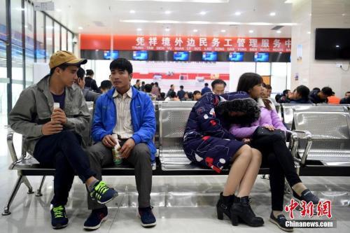 中國僑網(wǎng)資料圖:境外務(wù)工管理服務(wù)中心,。中新社記者 俞靖 攝