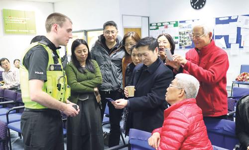 中國僑網(wǎng)西米德蘭警方一直重視并想加深與當(dāng)?shù)厝A人群體的關(guān)系,。今年春節(jié)期間,,作為伯明翰春節(jié)慶?;顒拥囊徊糠?,傳統(tǒng)舞龍舞獅隊第一次走進警方總部,共慶華人傳統(tǒng)佳節(jié),。西米德蘭警方還特指派警員Jonathan Lander 作為華人社區(qū)聯(lián)絡(luò)警員,,在日常工作中與當(dāng)?shù)厝A人居民、商戶,、社團組織等建立聯(lián)絡(luò),。(《歐洲時報》英國版/英國積極華人計劃提供)