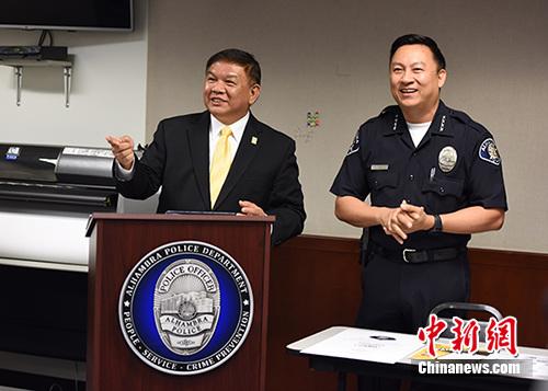 中國(guó)僑網(wǎng)美國(guó)加利福尼亞州阿罕布拉市將于5月16日至6月20日舉辦首屆以中文普通話授課的“公民警?!?。當(dāng)?shù)貢r(shí)間4月2日下午,,在阿罕布拉市警察局就此舉行的新聞發(fā)布會(huì)上,,阿罕布拉市市長(zhǎng)沈時(shí)康(圖左)告訴中新社記者,,這是美國(guó)第一次有中文普通話授課的“公民警?!?。 中新社記者 張朔 攝