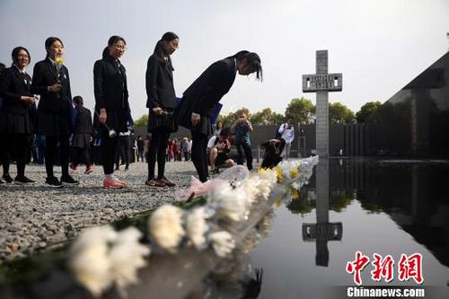 中國(guó)僑網(wǎng)中學(xué)生向南京大屠殺遇難同胞紀(jì)念碑鞠躬,。 泱波 攝