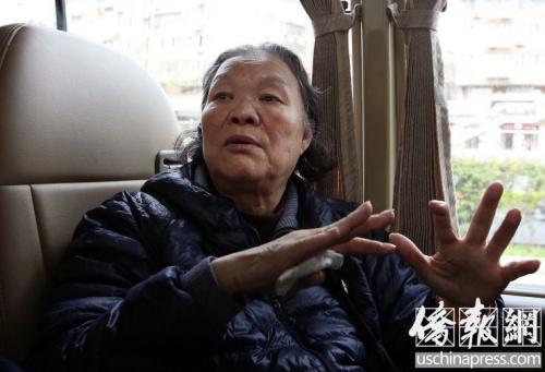 中國(guó)僑網(wǎng)4月4日,,司徒月桂接受《僑報(bào)》記者采訪,在談到海外華僑為祖國(guó)做貢獻(xiàn)時(shí)濕了眼眶,。(僑報(bào)特約記者卞正鋒攝)