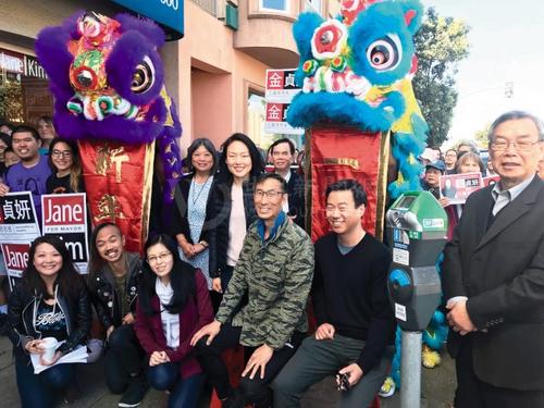 中國(guó)僑網(wǎng)舊金山市長(zhǎng)候選人金貞妍(中)設(shè)在列治文區(qū)基利大道的西面競(jìng)選辦事處開幕,。(美國(guó)《世界日?qǐng)?bào)》/李秀蘭 攝)