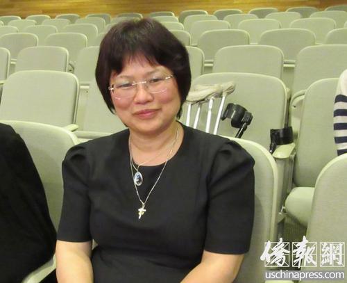 中國僑網(wǎng)吳嘉莉到亞市市議會大廳等待投票結果,。(美國《僑報》/翁羽 攝)
