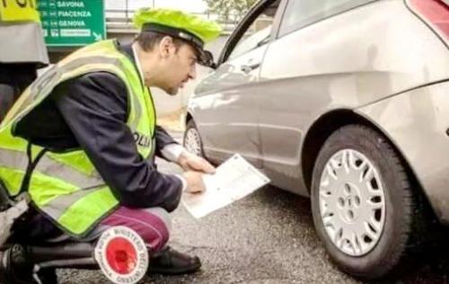 中國(guó)僑網(wǎng)意大利交通警察檢查車(chē)輛輪胎。(意大利歐聯(lián)網(wǎng) 資料圖)