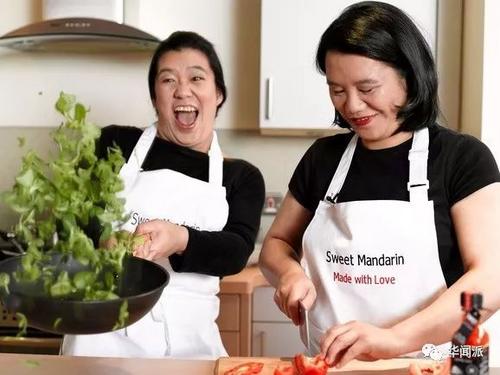 中國僑網(wǎng)Helen(左)和Lisa,。(英國《華聞周刊》微信公眾號 資料圖)
