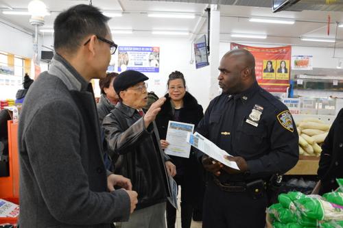 中國僑網華人超市何老板(左)向信諾森(右)說明日前店中100盒哈根達斯被盜的事件,。(美國《世界日報》 牟蘭 攝)