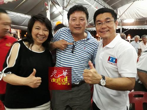 中國僑網(wǎng)鄭國霖(右)與從美國回馬投票的林德里夫婦。(馬來西亞《光華日報》)
