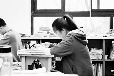 中國僑網(wǎng)江沛雨在教室學(xué)習(xí)。