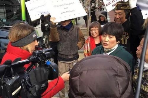 中國僑網(wǎng)美國華裔水文學(xué)家陳霞芬(圖中穿綠衣者)2017年控告商務(wù)部就業(yè)歧視。(美國《世界日報(bào)》/俄亥俄華人協(xié)會(huì)供圖)