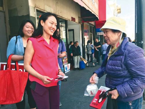 中國(guó)僑網(wǎng)舊金山市長(zhǎng)候選人、市議員金貞妍走在士德頓街路上,,向選民送上她的競(jìng)選政綱,。(美國(guó)《世界日?qǐng)?bào)》/李秀蘭 攝)