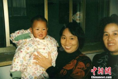 中國(guó)僑網(wǎng)Polly幼時(shí)在孤兒院,。Polly Clegg提供