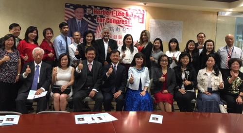 中國僑網(wǎng)美國加州39選區(qū)聯(lián)邦眾議員華裔競選人李鶴彰(前左五)的羅蘭岡競選辦公室26日啟動,,支持者到場站臺支持,。 ((美國《世界日報(bào)》╱楊青 攝)