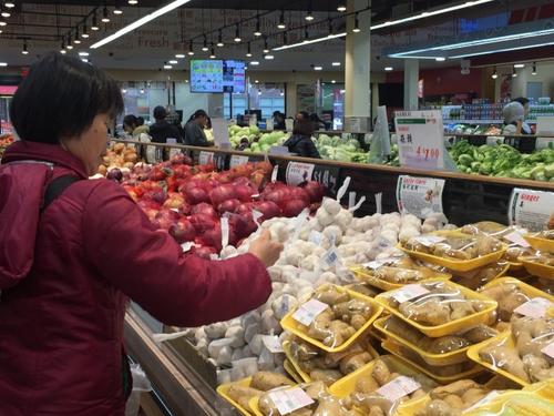 中國僑網(wǎng)華人超市的大蒜價格,,春節(jié)后一路下跌,。(記者林群/攝)