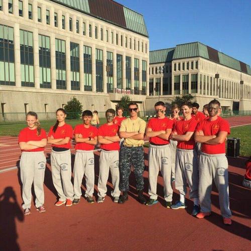 中國僑網(wǎng)華裔學生黃嘉晨(左3)參加海軍學院夏令營,。(美國《僑報》/受訪者供圖)