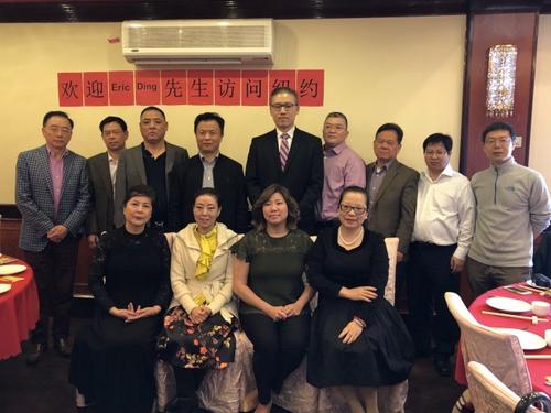 中國(guó)僑網(wǎng)丁亮(后排左五)得到孟昭文(前排右二)和多位紐約僑領(lǐng)的支持,。 (美國(guó)《世界日?qǐng)?bào)》/朱蕾 攝)