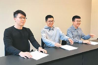 中國僑網(wǎng)李博源(右一)認(rèn)為,,學(xué)習(xí)法律法規(guī)對學(xué)子來說極其重要,,法律知識應(yīng)銘記于心,。圖為李博源與同學(xué)參加安全知識競賽。(照片由受訪者提供)