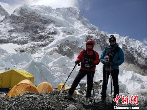 中國僑網(wǎng)孫曉明(左)與隊友在珠峰登山途中,?!∈茉L者供圖 攝