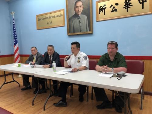 中國(guó)僑網(wǎng)曼哈頓華埠市警五分局局長(zhǎng)吳銘恒(右二)呼吁民眾對(duì)電話詐欺案提高警惕,,萬(wàn)一受害及時(shí)報(bào)警。(美國(guó)《世界日?qǐng)?bào)》╱洪群超 攝)