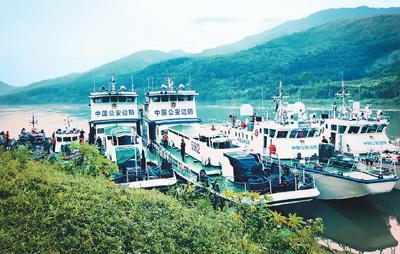 中國僑網(wǎng)4月26日,,巡航途中,中國,、老撾?yún)⑴c聯(lián)合巡邏執(zhí)法的船艇??吭阡毓影哆叀? 張 敏攝