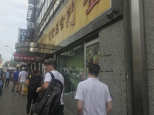 中國僑網(wǎng)金門食品公司因在倉庫中儲存價值112磅的魚翅被罰2000元,。(記者牟蘭/攝影)