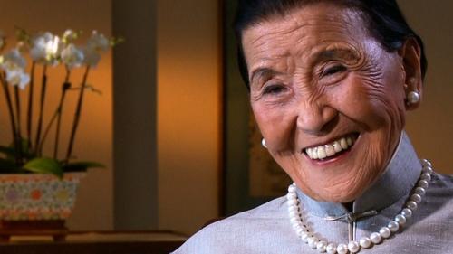 中國僑網(wǎng)98歲的美國“中餐女王”江孫蕓,,退休后并未閑下來,,積極參與各種活動,。(美國《世界日報》/YouTube截圖)