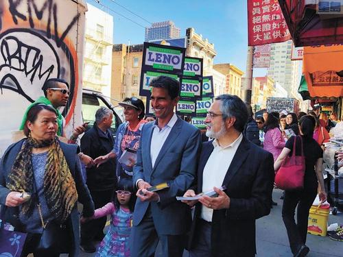 中國(guó)僑網(wǎng)舊金山市長(zhǎng)候選人里諾和佩斯金走訪華埠商業(yè)街,拜訪各商戶,。(美國(guó)《星島日?qǐng)?bào)》/梁穎欣 攝)