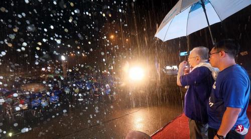 中國僑網(wǎng)上千民眾冒雨出席昨晚(6日)魏家祥(左)與林添順在永平舉行的講座,。(新加坡《聯(lián)合早報(bào)》/鄺啟聰 攝)