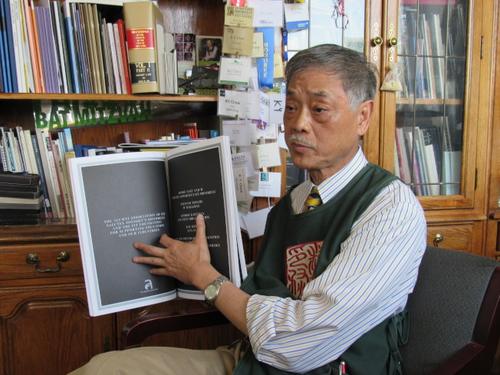 中國僑網(wǎng)周國炎回憶當(dāng)時幫紐約流行設(shè)計學(xué)院FIT印制紀(jì)念冊,,并解釋“四色黑”的印制過程,。(美國《世界日報》/顏嘉瑩 攝)