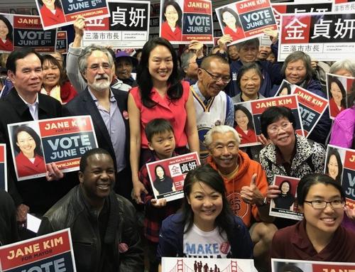 中國(guó)僑網(wǎng)金貞妍(站立者左三)設(shè)在華埠競(jìng)選辦事處開幕,,到賀的支持者有佩斯金(左二)及余鼎昂(左四)等,。(美國(guó)《世界日?qǐng)?bào)》/李秀蘭 攝)
