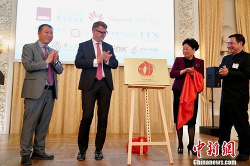 中國僑網(wǎng)5月8日,,丹麥中國商會成立儀式在哥本哈根舉行。中國駐丹麥大使鄧英與丹麥就業(yè)大臣波爾森等丹麥政府有關(guān)部門,、行業(yè)協(xié)會,、企業(yè)代表等各界人士100余人共同出席儀式。 圖為鄧英(右二),、波爾森(左二)和商會首任會長王衛(wèi)青(右一)共同為商會揭牌,。中新社記者 彭大偉 攝