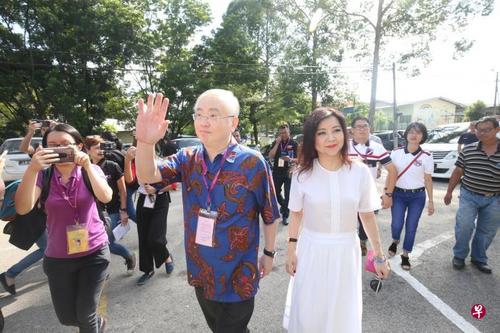 中國僑網(wǎng)魏家祥和妻子到永平國民小學(xué)投票站投票,。(新加坡《聯(lián)合早報(bào)》/鄺啟聰 攝)