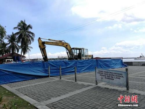 中國(guó)僑網(wǎng)位于菲律賓首都馬尼拉市羅哈斯大道的“慰安婦”雕像4月27日深夜遭不明人士強(qiáng)行拆除,。據(jù)悉,,今年4月20日,一輛挖掘機(jī)突然停在“慰安婦”雕像后面,,引起菲律賓市民和媒體的關(guān)注。當(dāng)時(shí)華社人士向多個(gè)政府部門查詢,,但政府部門互相推諉,,無(wú)人說(shuō)得出是誰(shuí)派遣的。直至4月27日深夜,,挖掘機(jī)突然動(dòng)工拆除雕像,。圖為4月28日,“慰安婦”雕像拆除現(xiàn)場(chǎng),。中新社記者 關(guān)向東 攝