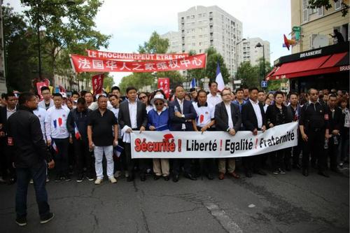 中國僑網(wǎng)資料圖:2016年8月21日,,華人在歐市的共和國大道舉行反暴力要安全示威游行。5月7日被入室盜竊的華人家庭就在這附近。(《歐洲時報》黃冠杰 攝)