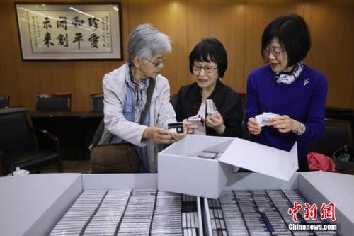 中國僑網(wǎng)資料圖:2018年4月4日,,日本友人松岡環(huán)女士(中)將她30年間記錄的南京大屠殺幸存者口述證言影像資料捐贈給侵華日軍南京大屠殺遇難同胞紀念館,。自1988年起,,松岡環(huán)女士多次來到中國,,在南京和周邊地區(qū)尋訪南京大屠殺親歷者,,并用DV和錄音機記錄下口述歷史材料,。中新社記者 泱波 攝