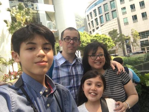 中國僑網(wǎng)Josh Reisner(左一)和家人的香港之旅,。(美國《世界日報(bào)》/周愛詩提供)