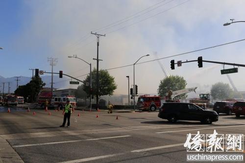 中國僑網(wǎng)5月16日阿罕布拉市山谷大道和新街路口的商業(yè)中心發(fā)生火災(zāi),。(美國《僑報(bào)》/高睿 攝)