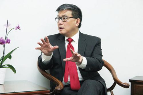 中國僑網(wǎng)面對(duì)亞裔在美國的地位,,江俊輝表示“亞裔不應(yīng)該再被當(dāng)做二等公民對(duì)待”。(美國《世界日?qǐng)?bào)》/李晗 攝)面對(duì)亞裔在美國的地位,,江俊輝表示“亞裔不應(yīng)該再被當(dāng)做二等公民對(duì)待”,。(美國《世界日?qǐng)?bào)》/李晗 攝)