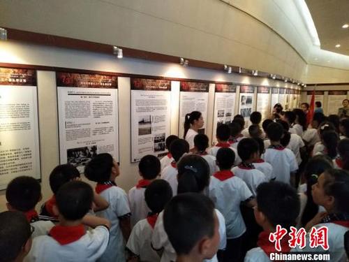 中國僑網(wǎng)5月18日,,《反人類暴行—侵華日軍第七三一部隊罪證展》在遼寧省朝陽市趙尚志紀(jì)念館正式開展?!∏秩A日軍第七三一部隊罪證陳列館 提供 攝