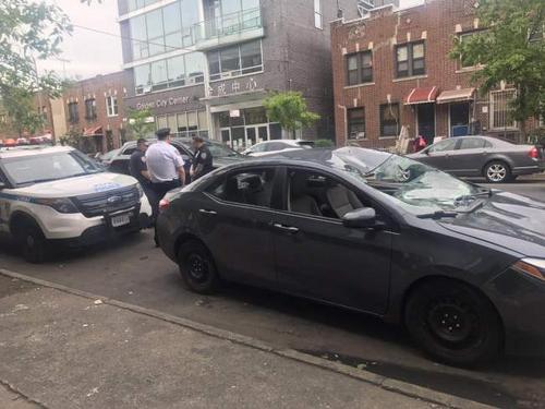 中國僑網布魯克林59街交7大道上演警察極速追捕小偷一幕,,黑灰車為嫌犯駕駛的車輛,。(美國《世界日報》/牟蘭 攝)