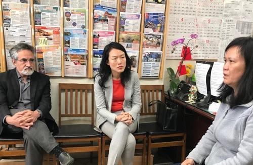 中國僑網(wǎng)佩斯金(左起)及金貞妍聽取旅行社老板娘關(guān)于治安的意見,。(美國《世界日?qǐng)?bào)》/李秀蘭 攝)