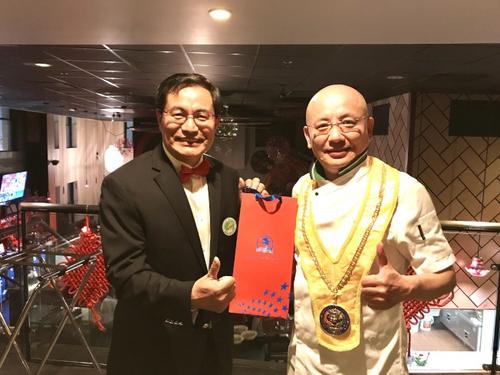 中國僑網(wǎng)馬拉松花旗參業(yè)集團董事長姜銘濤(左)為張世啟頒獎,。(美國《世界日報》/董宇 攝)