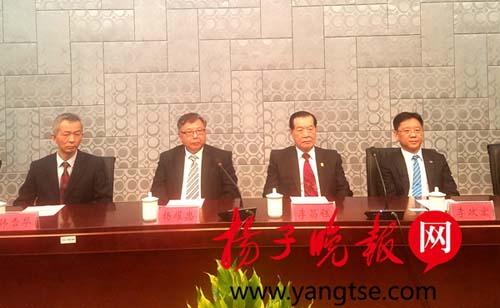中國(guó)僑網(wǎng)受聘的四位終身教授或其特派代表。郭小川 攝
