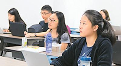 中國(guó)僑網(wǎng)廈門大學(xué)馬來西亞分校的學(xué)生正在上課。該校成立于2016年10月,,是第一所在海外設(shè)立的中國(guó)知名大學(xué)分校,,面向全國(guó)進(jìn)行招生,,也招收馬來西亞當(dāng)?shù)厝A人。