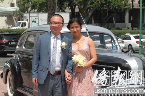 中國僑網(wǎng)兩位MAVNI華裔簽約軍人今天大婚,入伍出發(fā)前夕的婚禮如此匆忙,,父母只能通過視頻遙遠(yuǎn)祝福,,姐姐忙前忙后有點不知所措,證婚人開著自家的老爺車做花車,,兩位新人幸福得好像忘記明天就要道別離,。(美國《僑報》/章寧 攝)