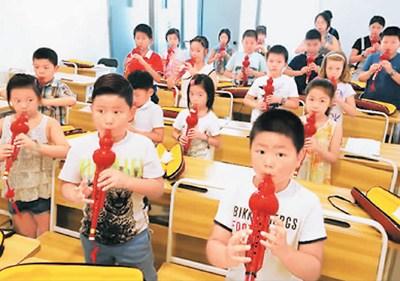 中國僑網(wǎng)圖為西班牙華文學(xué)校的“華二代”學(xué)生們,。(來源:新華社)