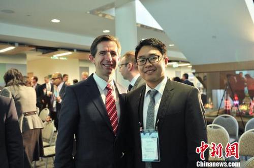 中國僑網(wǎng)澳大利亞教育與培訓(xùn)部部長Hon Simon Birmingham盛贊劉楚豪在鐵路工程研究領(lǐng)域的全新創(chuàng)意。受訪者供圖