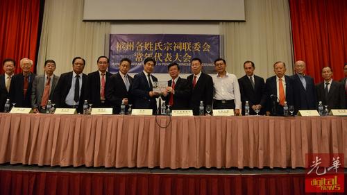 中國僑網(wǎng)張威如(左7)贈(zèng)送紀(jì)念品予曹觀友(左8),。(馬來西亞《光華日?qǐng)?bào)》)