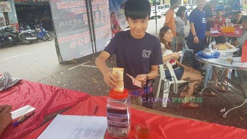 中國僑網(wǎng)余峻葦響應(yīng)“捐款救國”,把存了5個(gè)月的零用錢捐給希盟政府減國債,。(馬來西亞《中國報(bào)》)